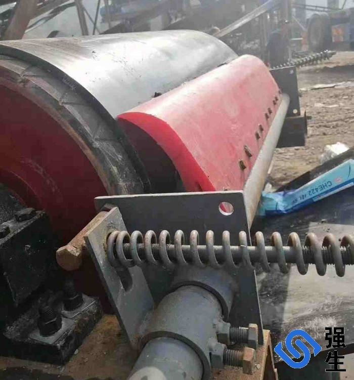 濱州強生重工(電話18366865222)專注生產聚氨酯清掃器清掃器,輸送帶清掃器,皮帶機清掃器,聚氨酯清掃器,皮帶清掃器,聚氨酯刮刀、聚氨酯刮板、清掃器刮板、聚氨酯清掃器